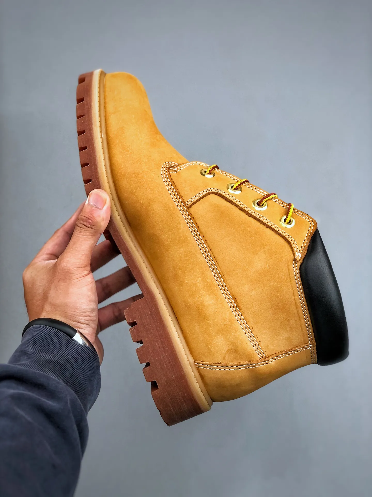 Local self-pickup 💰700 supports store placement, you can get the pure and original top quality, one-to-one original development version, Timberland, not bad at kicking/classic mid-top yellow 23061 Produced by the original channel of Zhongshan Baoyuan, the top-notch technology is newly upgraded, it can be called a genuine copy machine, the original imported waterproof leather, the original anti-counterfeiting label, the purple light can be scanned, the computer sewing line, the four lines are aligned, the horizontal folding is dynamic and water-repellent, the top genuine consistent injection molding process Art Rubber non-slip outsole resists cold and cracks Authentic and consistent all-leather collar/lining/shoes Equipped with anti-fatigue shock-absorbing honeycomb insole Highly comfortable Full set of original packaging accessories (comes with shoelaces, cleaning eraser, and counter bag) Size: 35 36 37 38 39 39.5 40 41 42 43 44 45 Men’s size runs one size larger